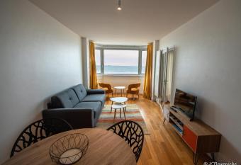 APPARTEMENT PLEINE VUE MER 34 Ch. du Sillon Saint-Malo Plage has Balcony rooms