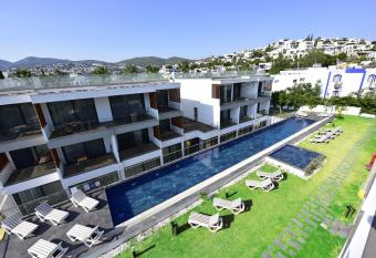 A la Grand Residence has Balcony rooms