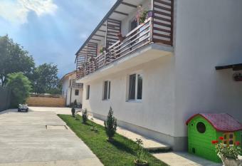 Luca s studio 3 ,Close to Therme Bucharest, Airport Otopeni allows 18 year olds to book a room