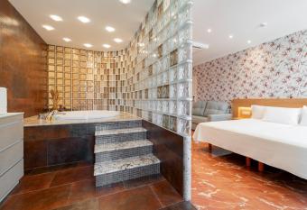 Hotel Condado Ourense has rooms with a private hot tub