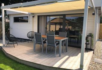 La Bulle de Babel has rooms with a private hot tub