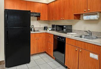 Near Disney - 1 BR with Two Queen Beds - Pool and Hot Tub! allows 18 year olds to book a room