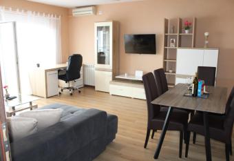 Apartman Lovro has Balcony rooms