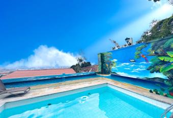 Rede Reserva Santa Teresa allows 18 year olds to book a room