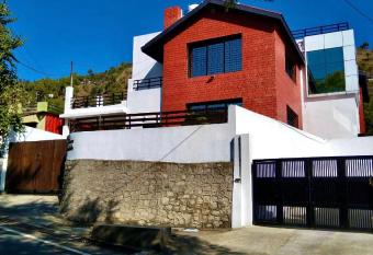 EKO STAY - Foothill Villa has Balcony rooms