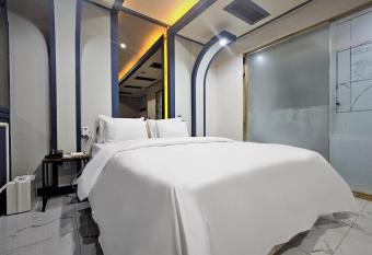 HOTEL ViA has rooms with a private hot tub