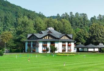 Landhotel Naafs-H  uschen allows 18 year olds to book a room