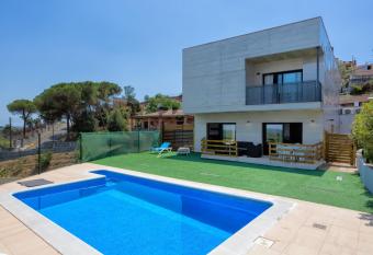 Hauzify I Villa Velaz has rooms with a private hot tub