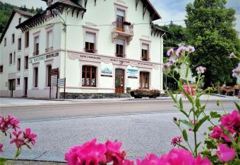 Gite Myrtille 2    6 personnes dans Residence des Buis avec Spa has rooms with a private hot tub