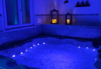 Villa avec maxi Jacuzzi aux Portes de Paris has Balcony rooms