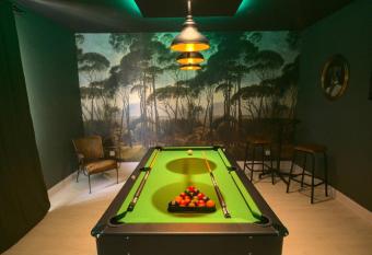 British room Billard & jacuzzi centre ville parking gratuit allows 18 year olds to book a room