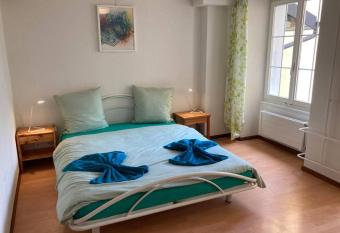 Charmant studio au centre de Lausanne allows 18 year olds to book a room