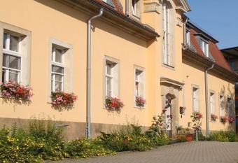 Hotel Regenbogenhaus allows 18 year olds to book a room