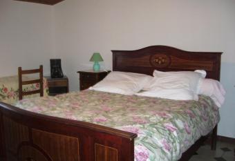 Entre MEDITERRANEE et PYRENEES,    la port de l ESPAGNE allows 18 year olds to book a room