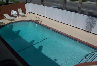 Abby's Anaheimer Inn - Across Disneyland Park allows 18 year olds to book a room