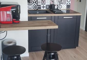 Le yacht club1 allows 18 year olds to book a room