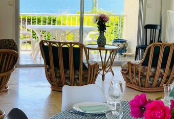 Villa Simone vue mer 2min    pied de la plage allows 18 year olds to book a room