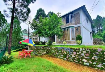 Blue Pine Orchards - Villas has Balcony rooms