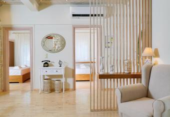 Villa Gjoni has Balcony rooms