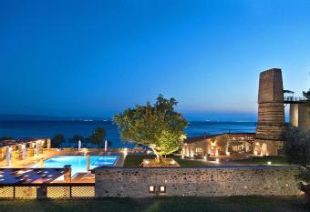 Kaminos Evia allows 18 year olds to book a room