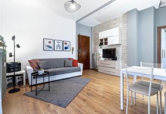 Quick Home Agatha Apt has Balcony rooms