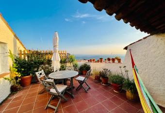 Penthouse Studio Priv  e Couple ou Famille- La Maison Searle    Tourtour allows 18 year olds to book a room