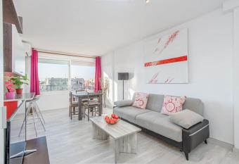 A 5 min del MAR caminando, Varias PISCINAS, WIFi KARIM has Balcony rooms