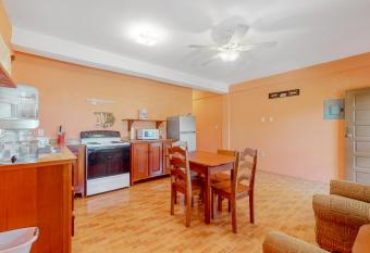 De Real Macaw allows 18 year olds to book a room