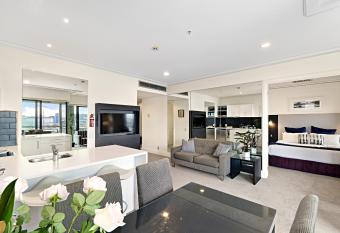 Viaduct Nest Vacay - Sensational Sunsets! has Balcony rooms