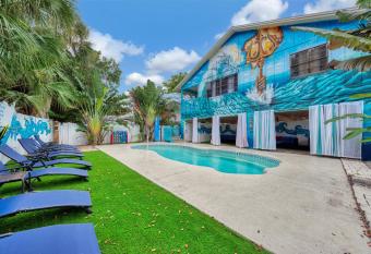 Jellyfish-Flamingo House, Amazing Location On Beach & Walk To Village has Balcony rooms