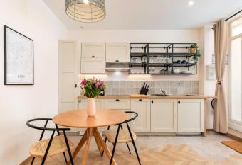 Les Cocon des Pentes de la Soie allows 18 year olds to book a room