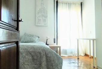 NO FIESTAS, 5 DORMITORIOS Solo familias, parejas o trabajo PARKING P  blico Gratis a 300m has Balcony rooms