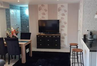 Charmante petite maison allows 18 year olds to book a room