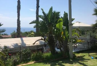 Appartamento con vista panoramica sul mare allows 18 year olds to book a room