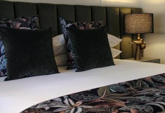 Alexander Cottage Daylesford allows 18 year olds to book a room