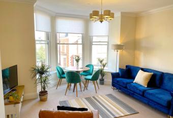 Stylish apartment with free parking, lift & views allows 18 year olds to book a room