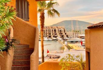 Appartement Neuf 5min Saint Tropez has Balcony rooms