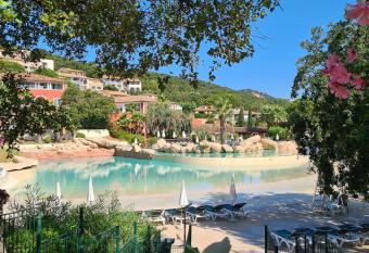 Le Petit Mas de Grimaud has Balcony rooms