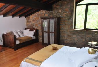 CASA MENDILORE has rooms with a private hot tub