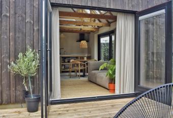 Van Heeckeren Apartments & Suites Buren has rooms with a private hot tub