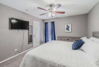 Cozy 2 BR Apt 9ml from downtown Ft Worth allows 18 year olds to book a room