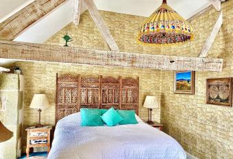 Luxurious, Fabulous, Fun, Contemporary Suite in Retreat Centre has Balcony rooms