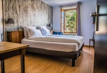 H  tel Au Vieux Moulin allows 18 year olds to book a room