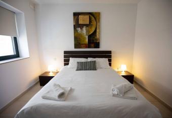 Sliema Strand 6 has Balcony rooms