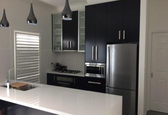 Chic 2 Bedroom Keilor allows 18 year olds to book a room