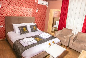 Hotel Sonoma allows 18 year olds to book a room