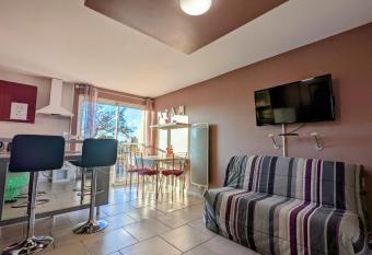 Appartement cosy avec parking proche port et plage allows 18 year olds to book a room