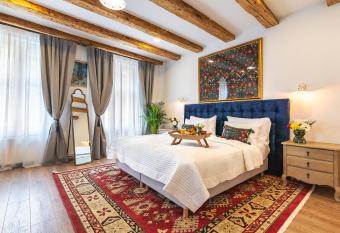 NIKOLAS HAUS with Free Parking allows 18 year olds to book a room