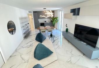 Flat Iron Modern Apartments has Balcony rooms