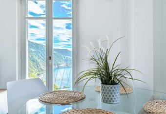 Sea Breeze Flat, Terre Marine allows 18 year olds to book a room